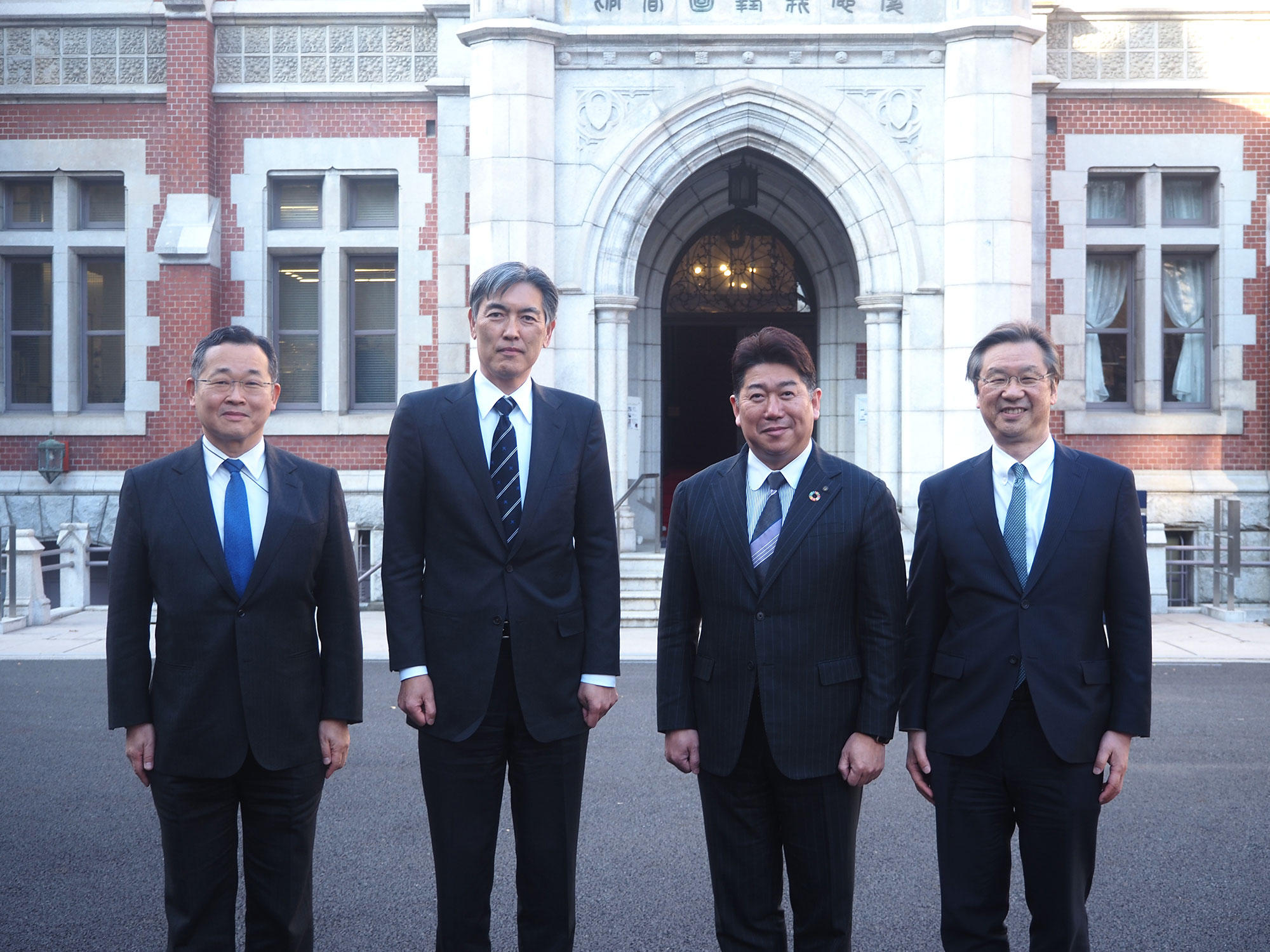 左から岡田常任理事、伊藤塾長、福田市長、天谷常任理事